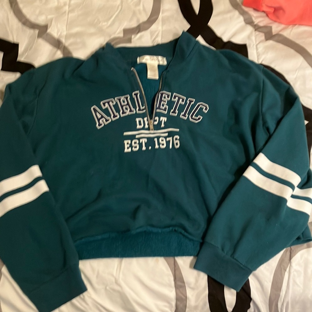 Size XXL crop sweatshirt. Halfway zipper.